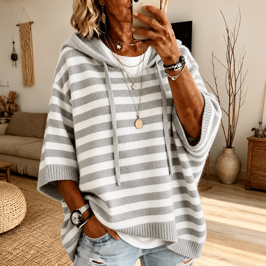 Poncho en maille rayé gris et blanc à capuche, coupe ample