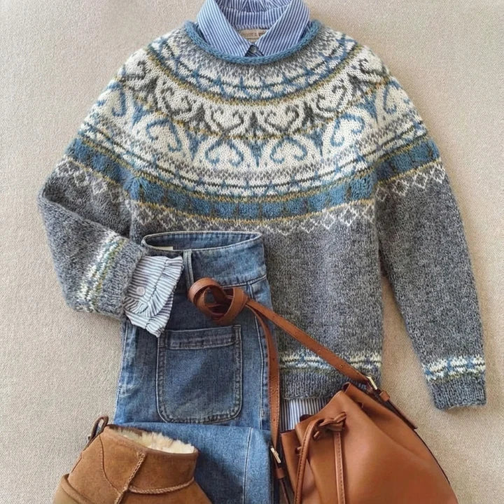 Pull jacquard nordique gris chiné avec motifs bleu et jaune, col rond côtelé.