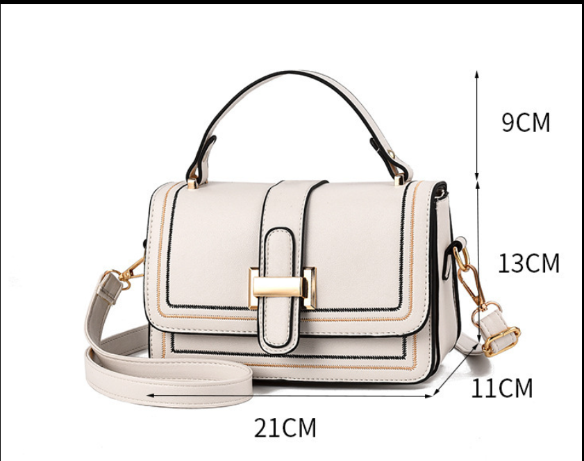 Sac à main crème, dimensions indiquées 21×11×13 cm, fermoir doré.