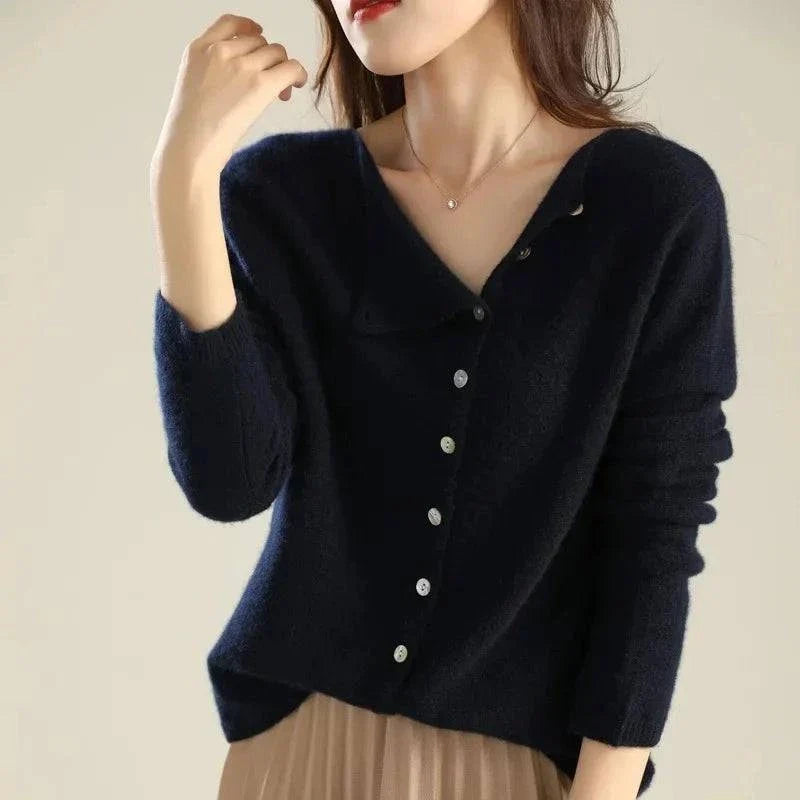 Gilet en tricot noir à boutonnage central et encolure en V, manches longues.