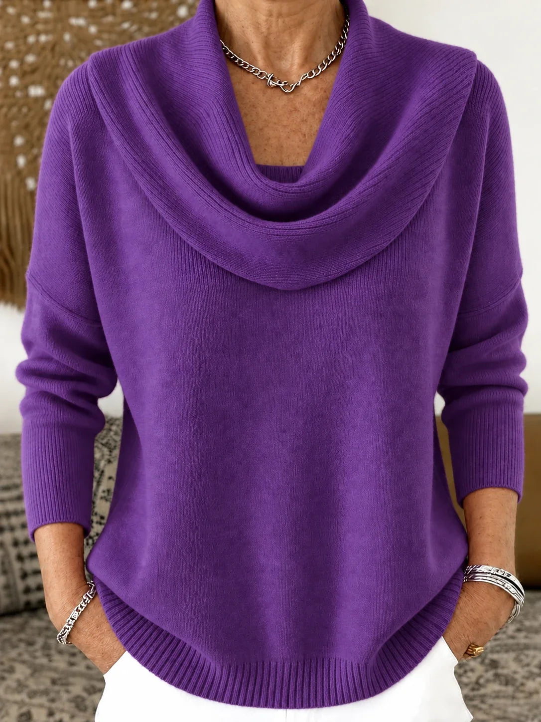 Pull à col drapé en maille violet, encolure tombante et manches longues.