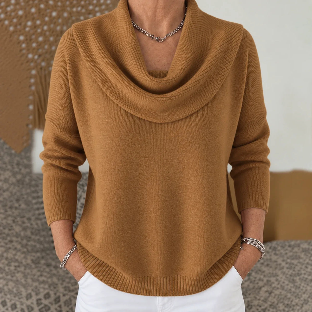 Pull à col drapé en maille marron, encolure tombante et manches longues.