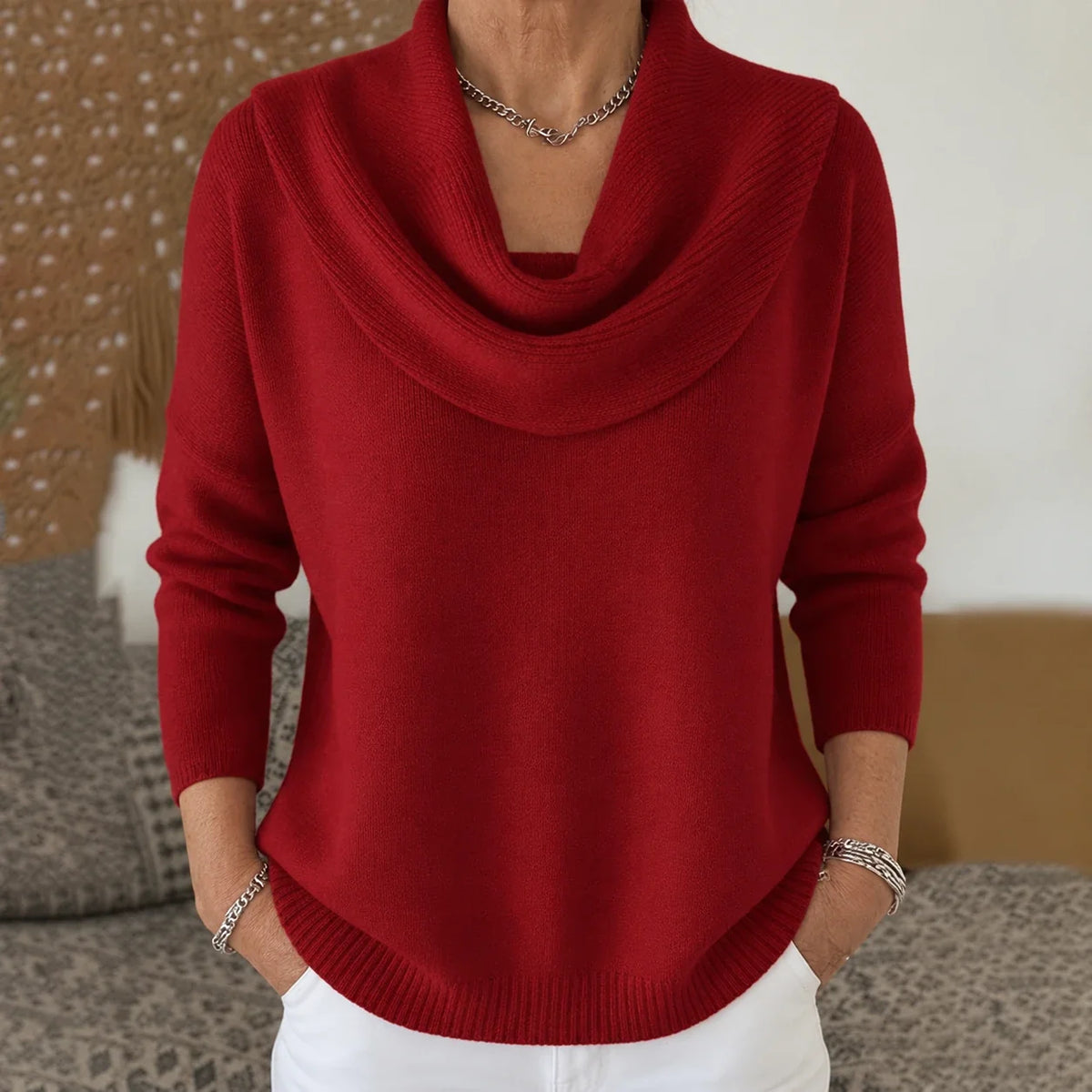 Pull à col drapé en maille rouge, encolure tombante et manches longues.