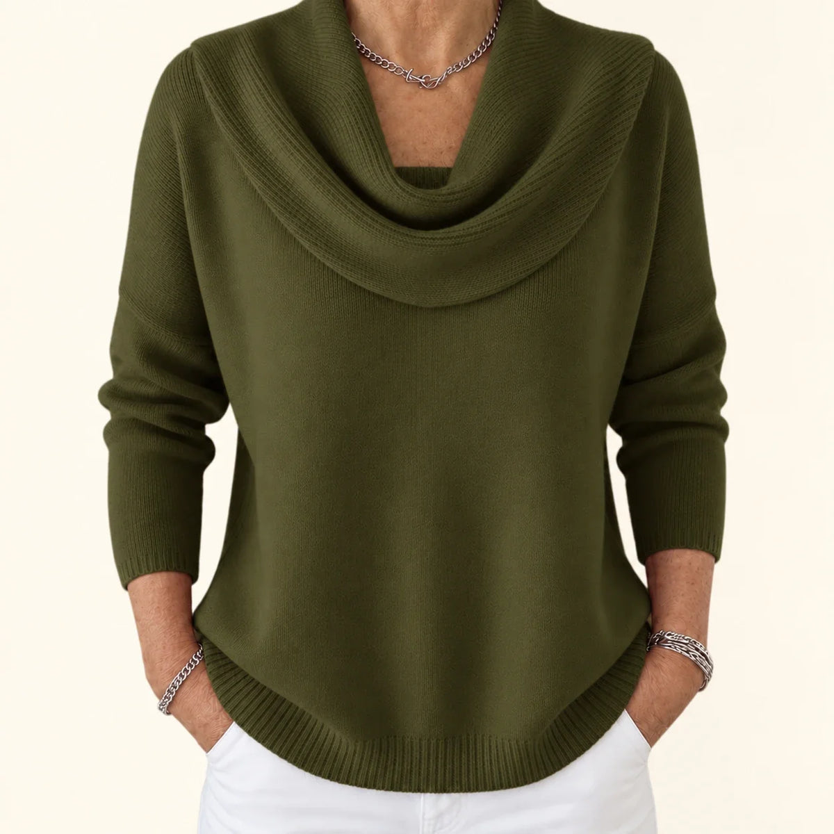 Pull à col drapé en maille vert foncé, encolure tombante et manches longues.