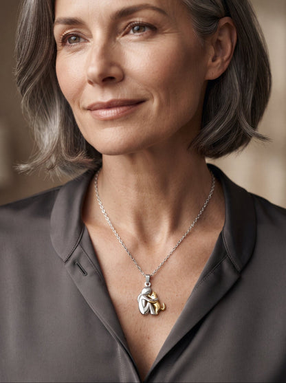 Collier argenté avec pendentif d’animal stylisé, détails dorés, chaîne fine