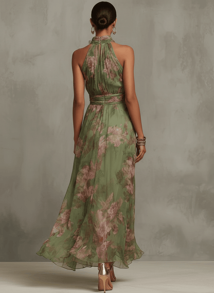 Robe longue fleurie dos nu vert sauge à motifs roses, encolure haute et taille froncée.