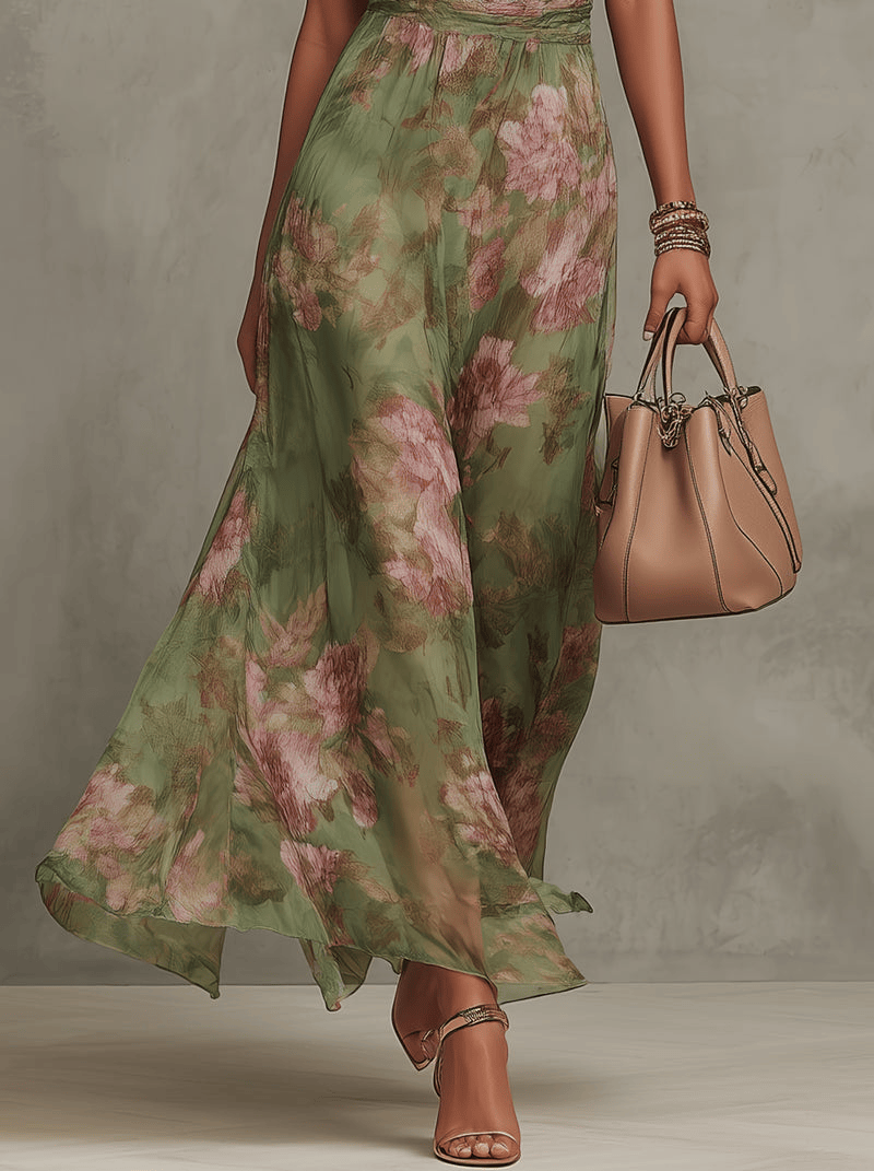 Robe longue fleurie vert sauge à motifs roses, taille froncée et jupe ample.