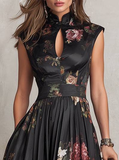 Robe noire satin plissé, imprimé floral, encolure trou de serrure, manches sans.