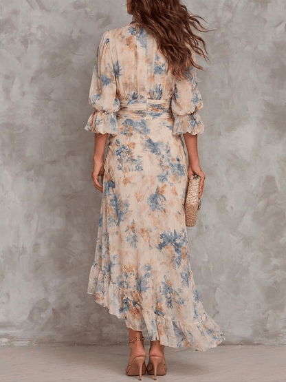 Robe longue en mousseline beige à fleurs bleu, col roulé, volants aux manches et ourlet
