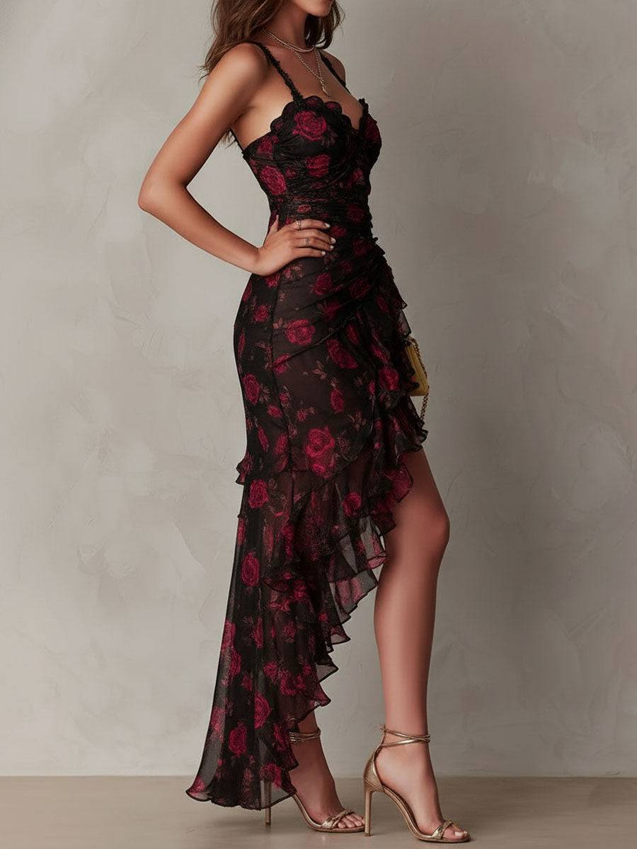 Robe noire à fleurs rouges avec volants festonnés, bretelles ajustées, fente