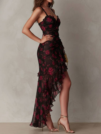 Robe noire à fleurs rouges avec volants festonnés, bretelles ajustées, fente