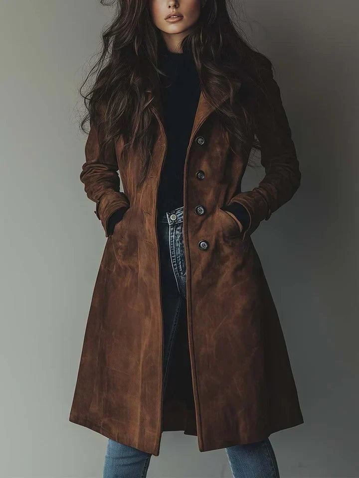 Manteau long marron en suédine, boutonnage visible et poches plaquées, femme