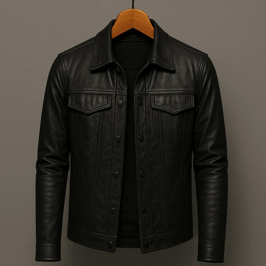 Veste en cuir noire, vue de face avec deux poches et boutons pression