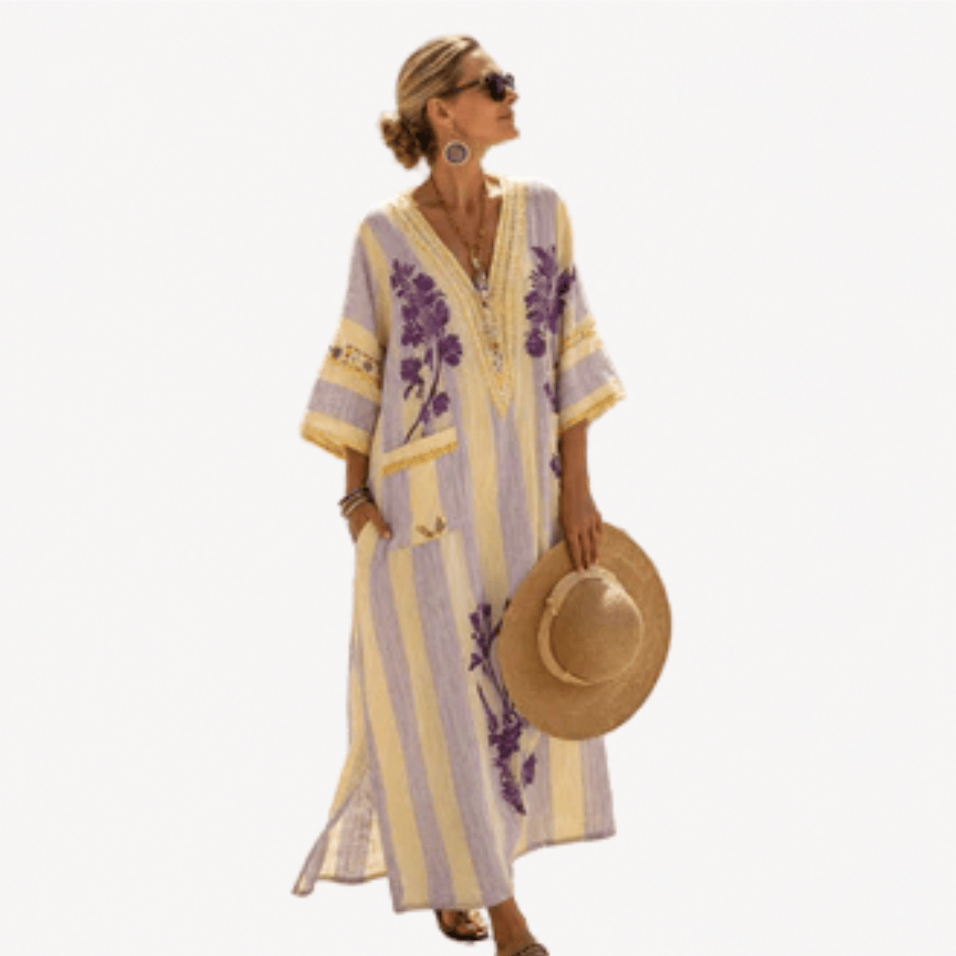 Caftan long rayé jaune et blanc, broderies violettes florales, encolure ouverte, manches courtes