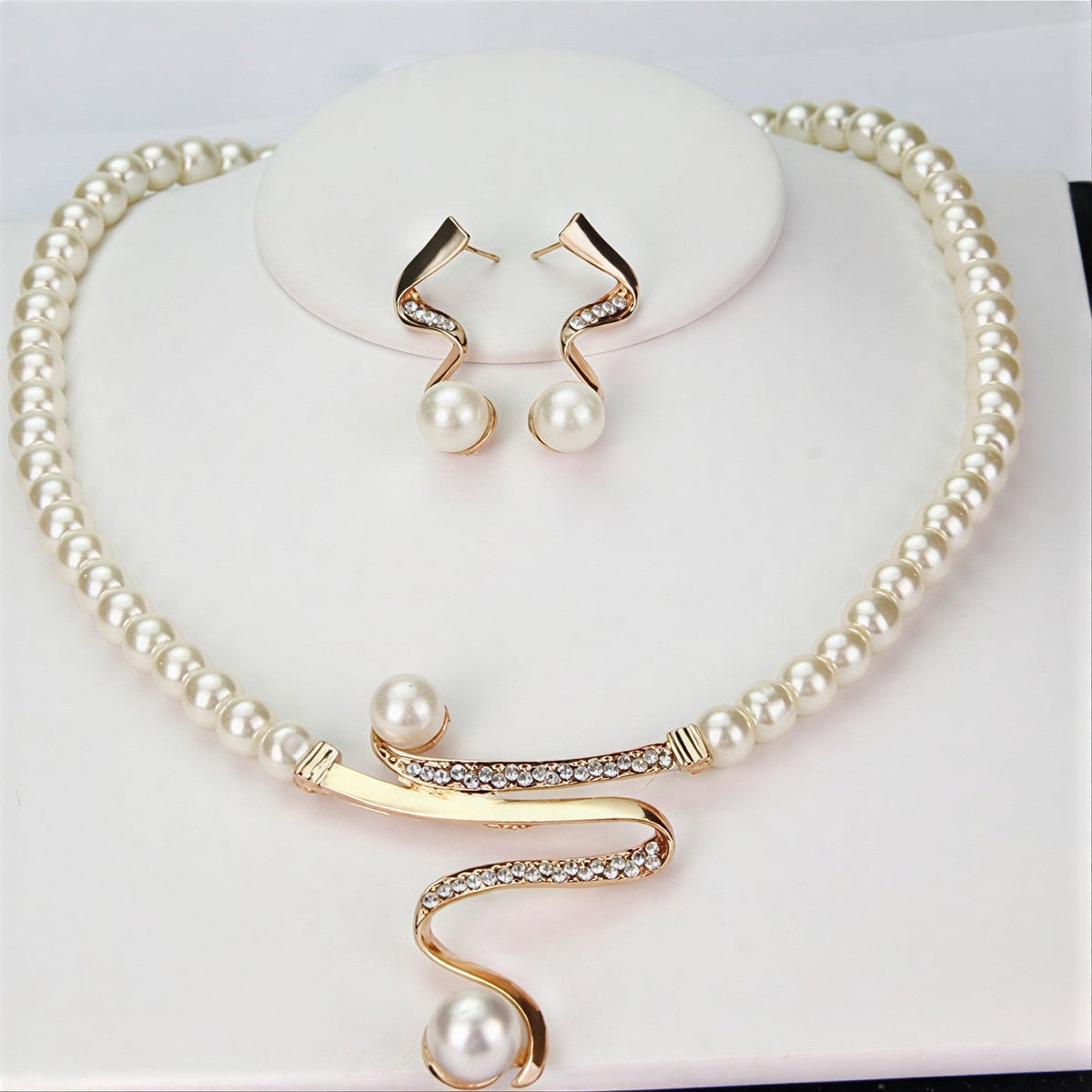 Parure de bijoux perles : collier vague avec pendentif, boucles goutte nacrée