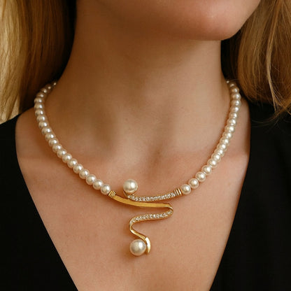 Collier ras de cou perles nacrées et pendentif vague doré, boucles assorties