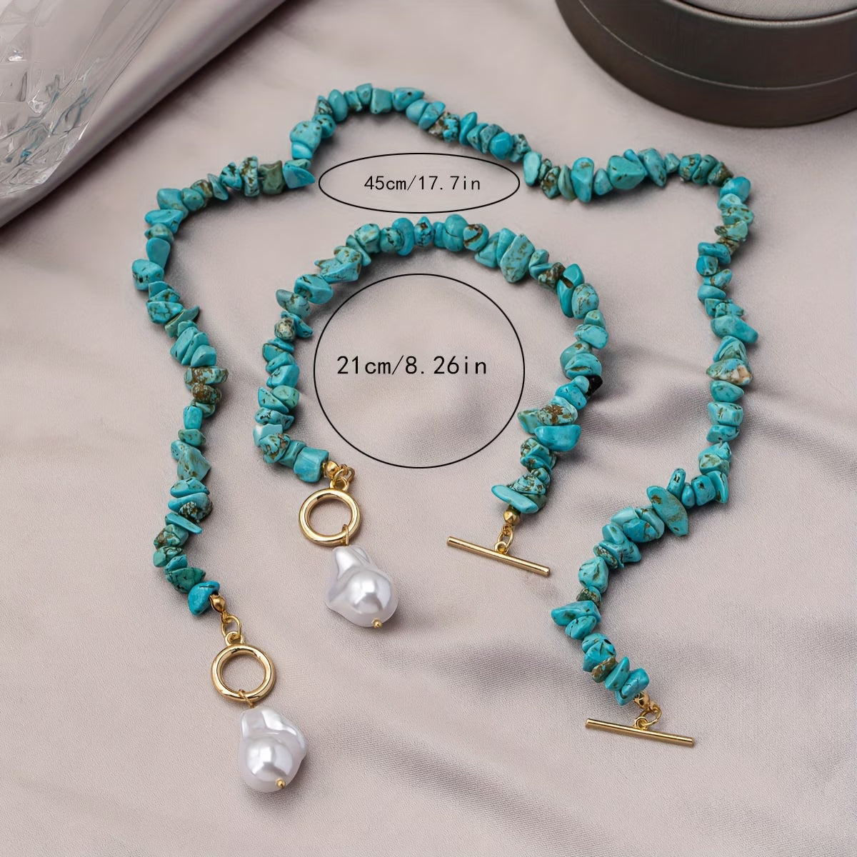 Ensemble collier et bracelet perles turquoise, perles blanches pendantes, fermoir doré