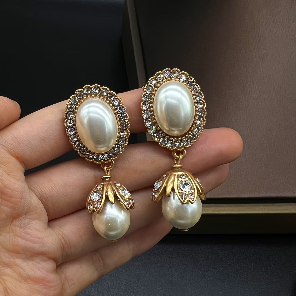 Boucles d’oreilles pendantes dorées à perles ovales nacrées et gouttes strass