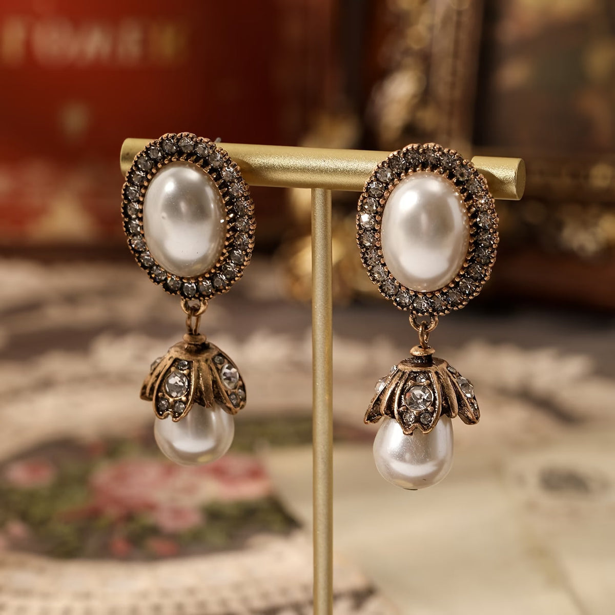 Boucles d’oreilles pendantes avec perle blanche ovale sertie de strass et pendentif goutte