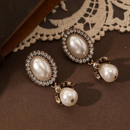 Boucles d’oreilles vintage dorées: perles ovales nacrées entourées de strass et perles pendantes