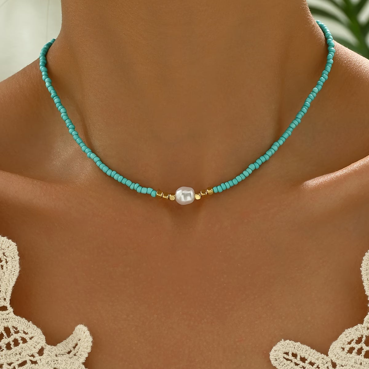 Collier minimaliste turquoise avec perle blanche centrale et intercalaires dorés