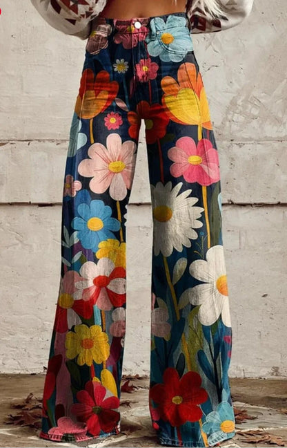 Pantalon ample à fleurs multicolores sur fond bleu foncé, jambes évasées, taille boutonnée.