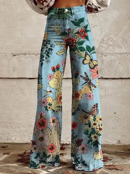 Pantalon ample bleu clair à fleurs et papillons, jambes évasées, ceinture boutonnée.