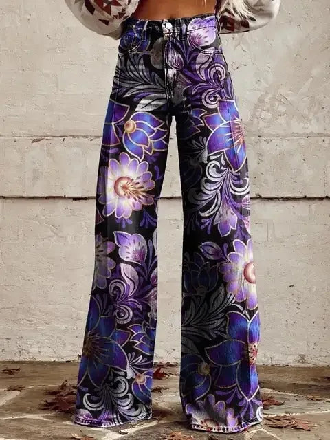 Pantalon ample noir à motifs floraux violets, jambes évasées, taille froncée.