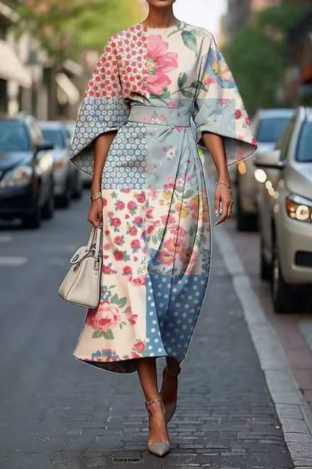 Robe midi fleurie bleu clair, manches chauve-souris évasées, ceinture nouée
