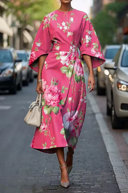 Robe midi fleurie rose, manches évasées, ceinture nouée et volants aux manches