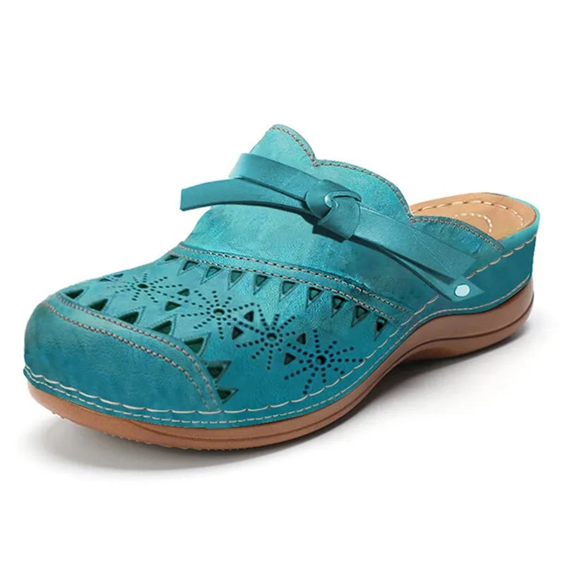 Sabot confortable bleu turquoise, perforations décoratives et bride réglable