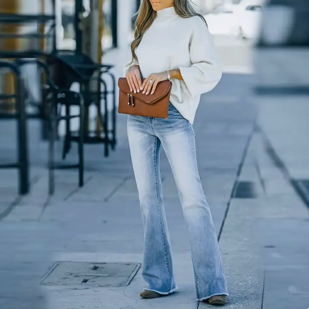 Jean bleu clair évasé à taille élastiquée, coupe bohème, poches avant.
