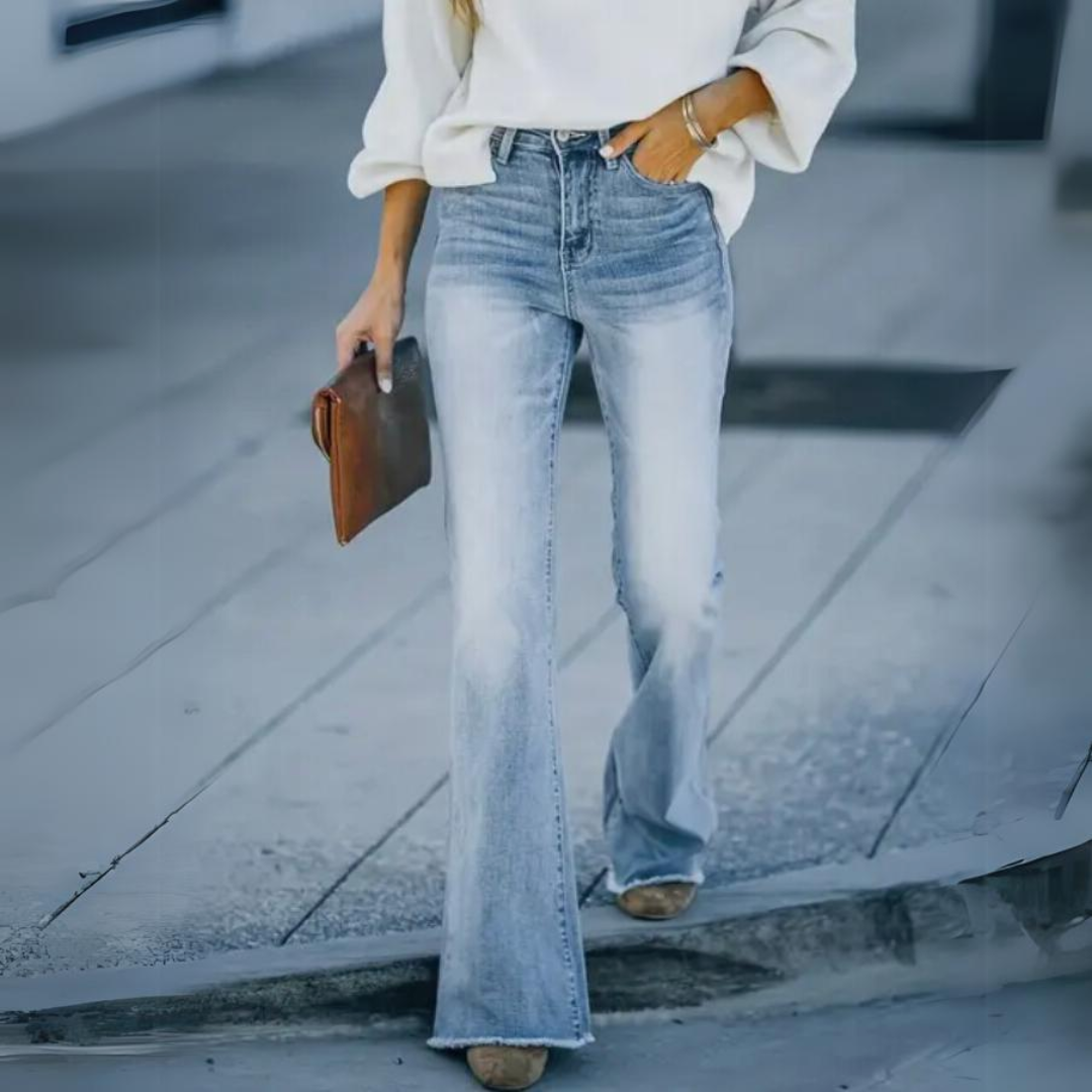 Jean bleu clair évasé, taille mi-haute à élastique, poches avant et couture.