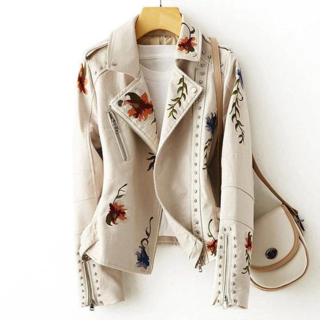 Veste en cuir écru fleurie, fermeture zippée et clous décoratifs sur les bords