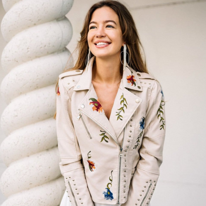 Veste en cuir blanc brodée, col avec zip et coutures cloutées, vue de face.
