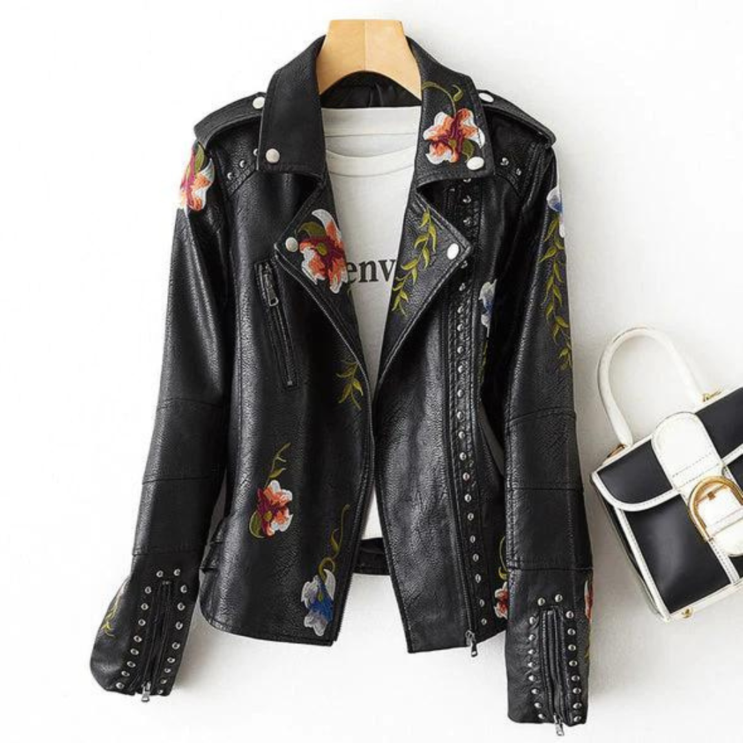 Veste en cuir noire fleurie, col cranté, fermeture zippée et clous aux poignets