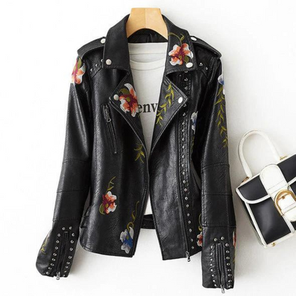 Veste en cuir noire fleurie, col cranté, fermeture zippée et clous aux poignets