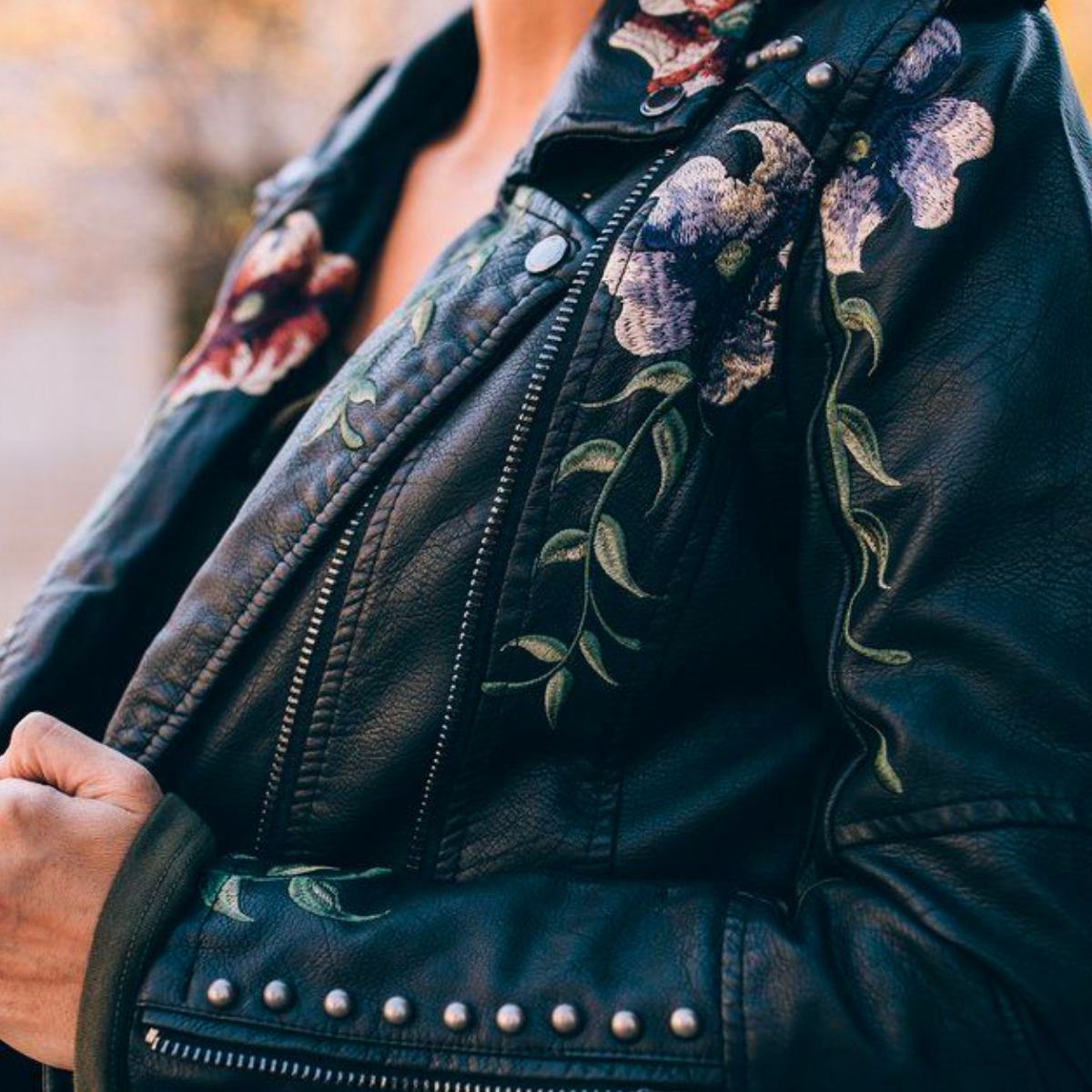 Veste en cuir noire à fleurs rétro, fermeture zippée et clous décoratifs sur le revers