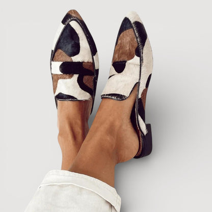 Mocassins à motif dépareillé, dessus texturé et talon bas, style slip-on.