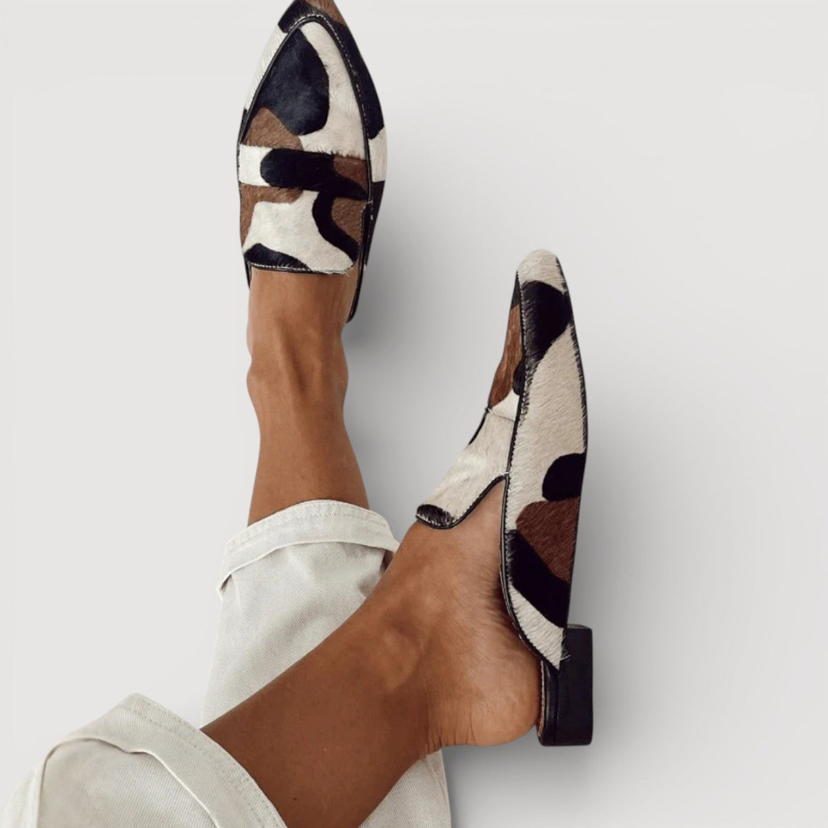 Mocassins à motifs abstraits blanc cassé, marron et foncé, talon bloc bas.