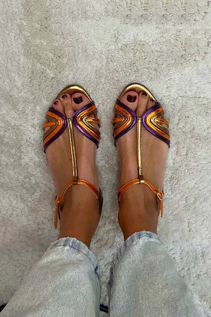 Sandales à lanières dorées, motifs bleu, bout ouvert et attaches autour de la cheville
