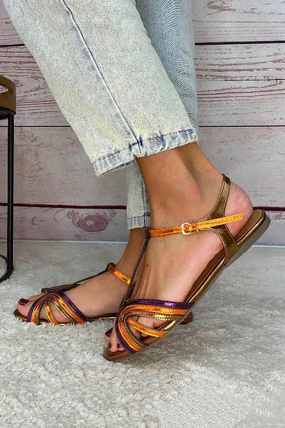 Sandales plates à bout ouvert, lanière dorée et motifs bleu-orange sur l’avant