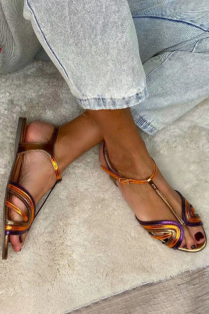 Sandales dorées à lanières fines, motif bleu-orange et bout ouvert, vue rapprochée