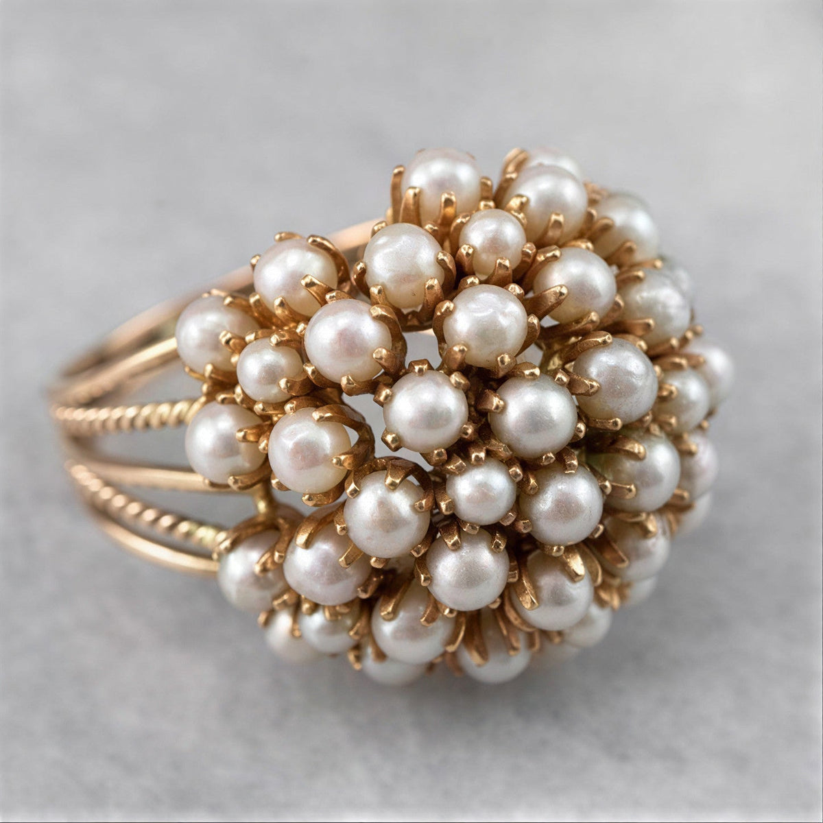 Bague dorée sertie de perles nacrées en grappe, style classique