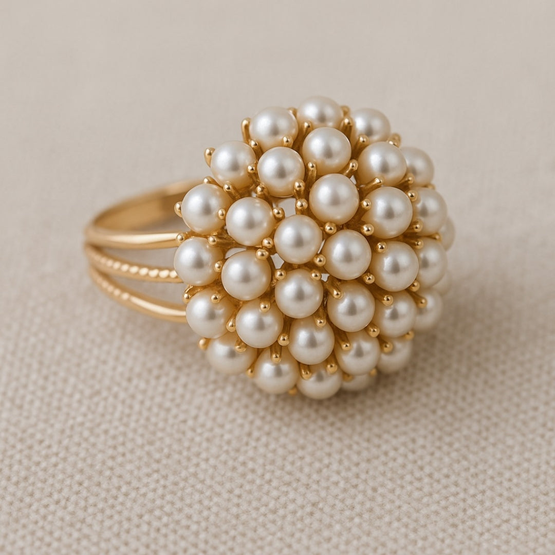 Bague dorée sertie de perles nacrées blanches en bouquet