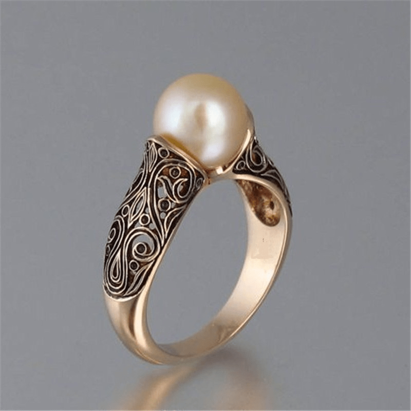 Bague dorée vintage avec perle nacrée et motif gravé sur l’anneau