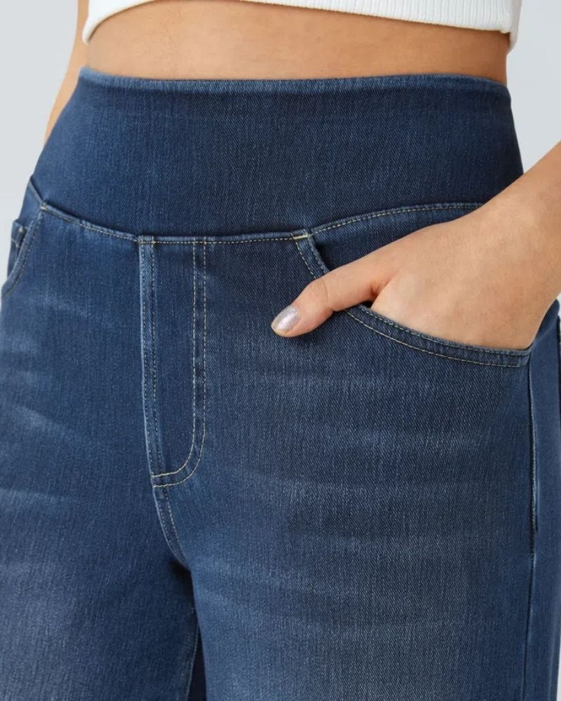 Jean à jambe large bleu, gros plan sur la poche et la couture latérale