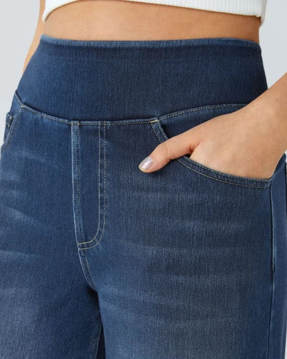 Jean à jambe large bleu, gros plan sur la poche et la couture latérale