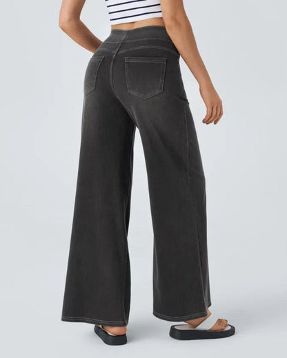 Jean à jambe large en denim gris foncé, taille mi-haute, poches avant et arrière.