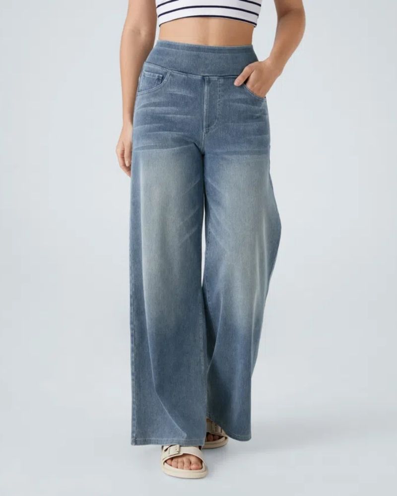 Jean à jambe large en denim bleu clair délavé, taille mi-haute, poches visibles.
